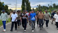 Gubernur Papua Tengah Meki Nawipa dan Wakil Gubernur Deinas Geley tampak mengikuti kegiatan Car Free Day di Jalan Pepera, Nabire – (Foto: Yusran/infonabire.com)