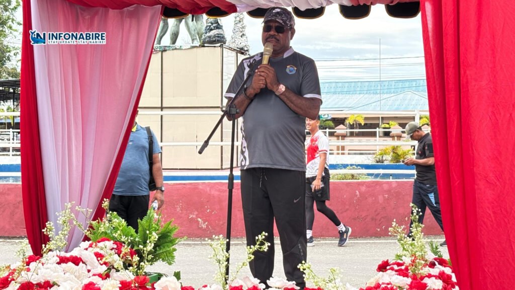 Bupati Nabire Mesak Magai saat menyampaikan keterangan soal temuan BPK di RSUD Nabire. (Foto: Yusran/infoNabire)
