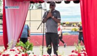 Bupati Nabire Mesak Magai saat menyampaikan keterangan soal temuan BPK di RSUD Nabire. (Foto: Yusran/infoNabire)