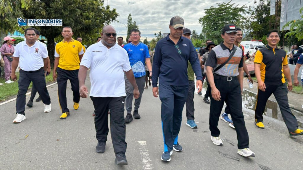Kapolda Papua Tengah bersama Gubernur dan Wakil Gubernur Papua Tengah saat jalan santai dalam kegiatan Car Free Day di Nabire