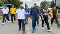 Kapolda Papua Tengah bersama Gubernur dan Wakil Gubernur Papua Tengah saat jalan santai dalam kegiatan Car Free Day di Nabire