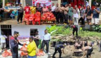 Kapolres Nabire AKBP Samuel D. Tatiratu memimpin pembagian sembako dan kerja bakti di lokasi banjir Jalan Frans Kaisiepo, Nabarua.