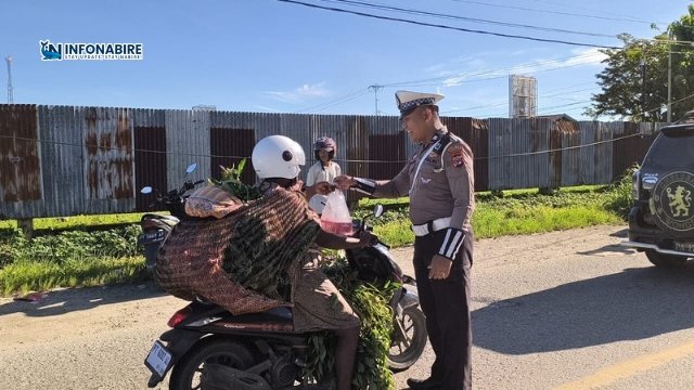 Petugas Satlantas Polres Nabire bagikan nasi kotak di program Jumat Berkah kepada pengendara tertib