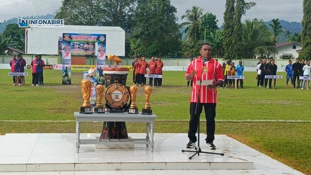 Benny Erari saat memberikan sambutan dalam pembukaan Turnamen Sepak Bola Usia 38+ yang digelar oleh Kapolda Papua Tengah, Brigjen Pol. Alfred Papare, S.I.K.