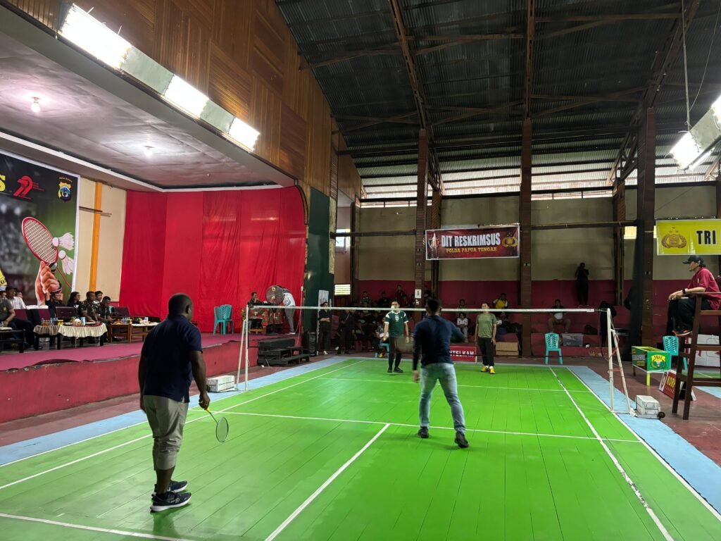 Diben Elaby ikut turun ke lapangan bersama Komandan Denzipur 12/OHH, Mayor Czi. M. Abdul Ghafur menghadapi pasangan Wakapolda Papua Tengah, Kombes Pol Muhajir dan perwakilan Pengadilan Negeri Nabire dalam laga ekshibisi.