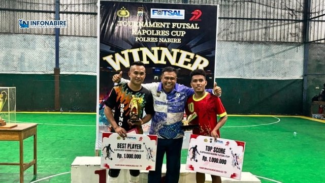 Kapolres Nabire menyerahkan penghargaan kepada pemain terbaik dan top skor Kapolres Cup 2025.