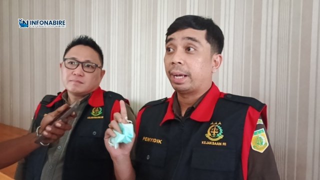 Chrispo Simanjuntak dan Pirly Momongan dari Kejari Nabire memberikan keterangan kepada wartawan terkait penggeledahan kasus dugaan korupsi DPRK Nabire.