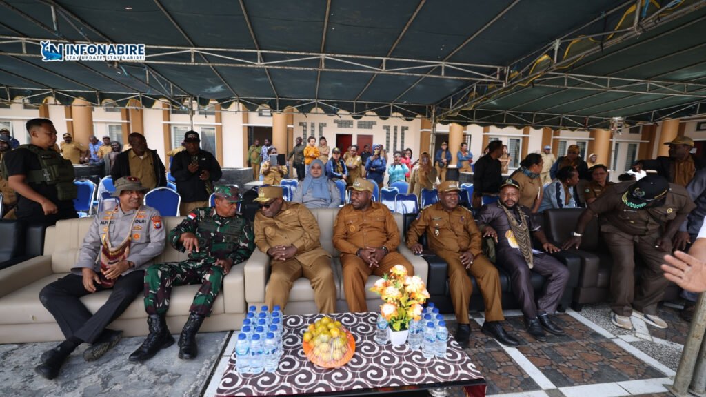 Kapolda Papua Tengah, Brigjen Pol Alfred Papare, S.I.K., menghadiri pertemuan bersama Pemerintah Daerah Intan Jaya terkait pelaksanaan program kerja prioritas Gubernur Papua Tengah. Kegiatan berlangsung di halaman Kantor Bupati Intan Jaya, Selasa (8/7/2025).