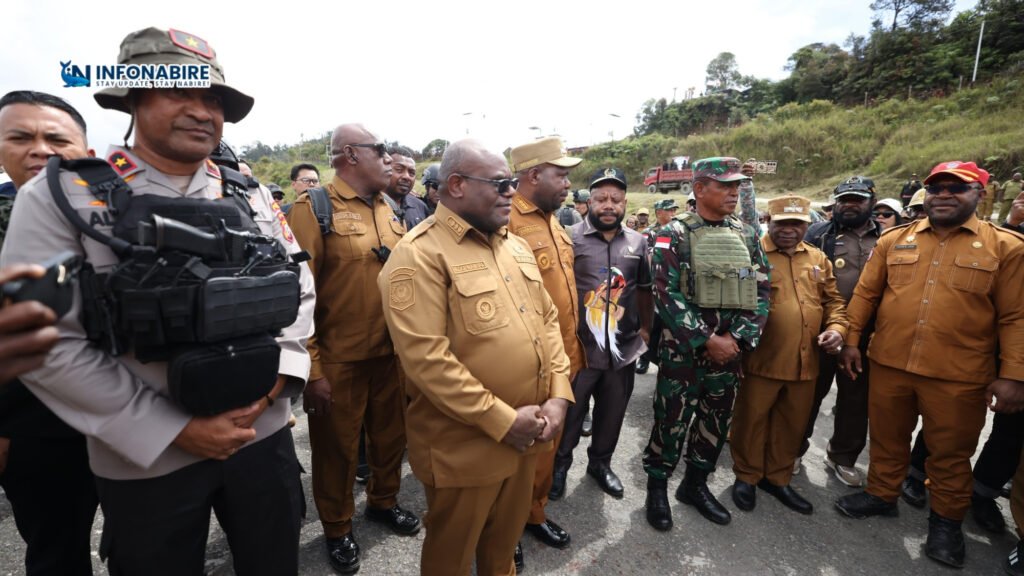 Kapolda Papua Tengah Brigjen Pol Alfred Papare menghadiri pertemuan di halaman Kantor Bupati Intan Jaya bersama Gubernur Papua Tengah, Selasa 8 Juli 2025.
