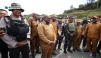 Kapolda Papua Tengah Brigjen Pol Alfred Papare menghadiri pertemuan di halaman Kantor Bupati Intan Jaya bersama Gubernur Papua Tengah, Selasa 8 Juli 2025.
