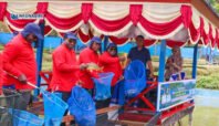 Gubernur bersama Forkopimda panen ikan di kolam Dinas Perikanan Paniai