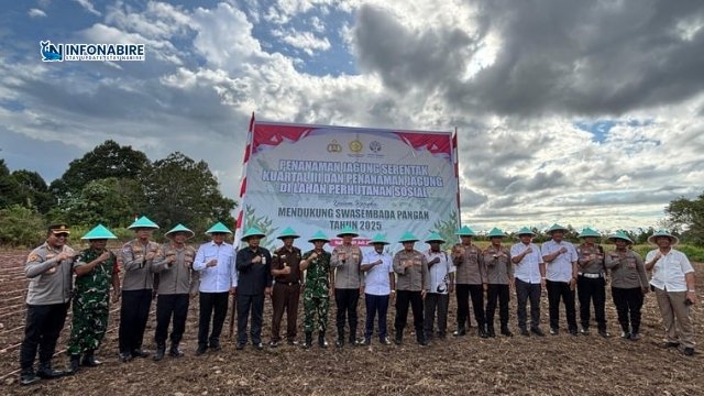 Wakil Gubernur Papua Tengah, Deinas Geley, menghadiri dan mengikuti kegiatan penanaman jagung serentak yang digelar oleh Polda Papua Tengah di Karadiri 2, Wanggar Makmur, Kabupaten Nabire, Rabu (9/7/2025) pukul 16.00 WIT.