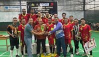 Kapolres Nabire, Irwasda, dan Dansat Brimob berfoto bersama pemain BRIMOB FC usai penyerahan hadiah juara Kapolres Cup 2025 di Lapangan Futsal Kalibobo, Nabire.