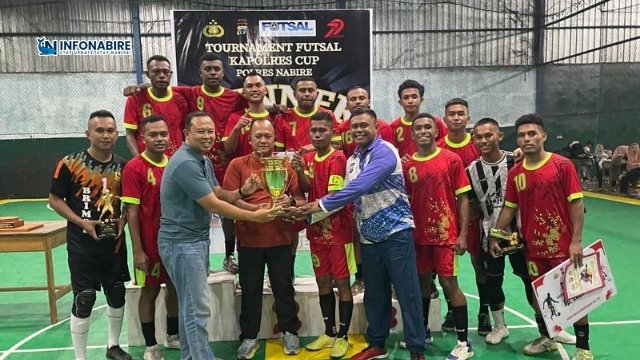 Kapolres Nabire, Irwasda, dan Dansat Brimob berfoto bersama pemain BRIMOB FC usai penyerahan hadiah juara Kapolres Cup 2025 di Lapangan Futsal Kalibobo, Nabire.