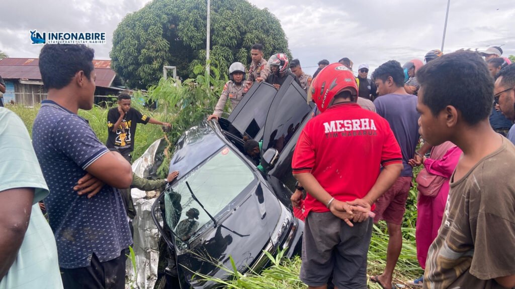 Mobil Avanza masuk selokan dekat SPBU Kimi Nabire