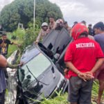 Mobil Avanza masuk selokan dekat SPBU Kimi Nabire