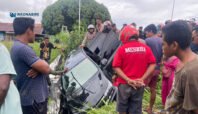 Mobil Avanza masuk selokan dekat SPBU Kimi Nabire