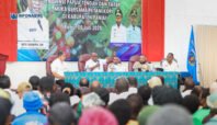Gubernur Papua Tengah Meki Nawipa berdialog dengan petani kopi di Paniai