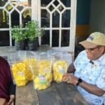 Viral di TikTok! Diben Elaby Cicipi Keripik Lokal Nabire: “Separuh Saya Bawa Pulang”