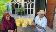 Viral di TikTok! Diben Elaby Cicipi Keripik Lokal Nabire: “Separuh Saya Bawa Pulang”