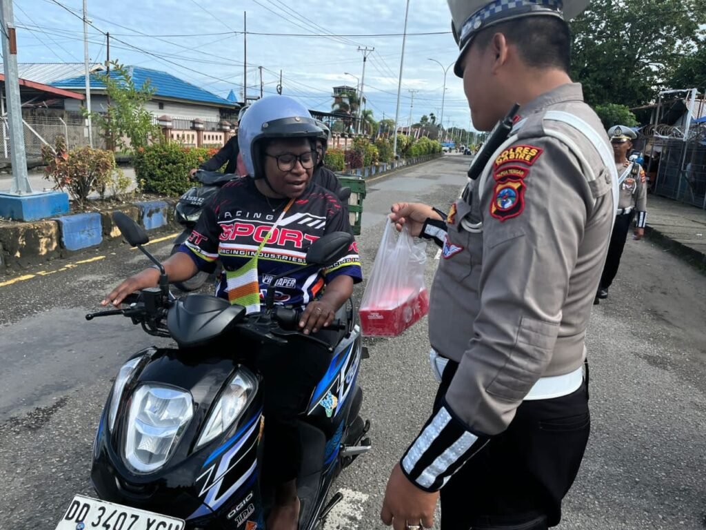 Satlantas Polres Nabire Gelar Jumat Berkah, Bagikan Nasi Kotak Gratis ke Pengendara