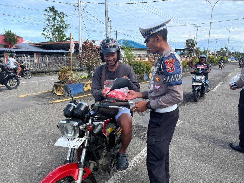 Satlantas Polres Nabire Gelar Jumat Berkah, Bagikan Nasi Kotak Gratis ke Pengendara
