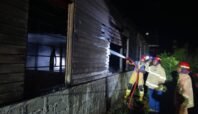 Damkar Papua Tengah Respon Cepat Padamkan Api yang Melahap Rumah Petani di Waharia
