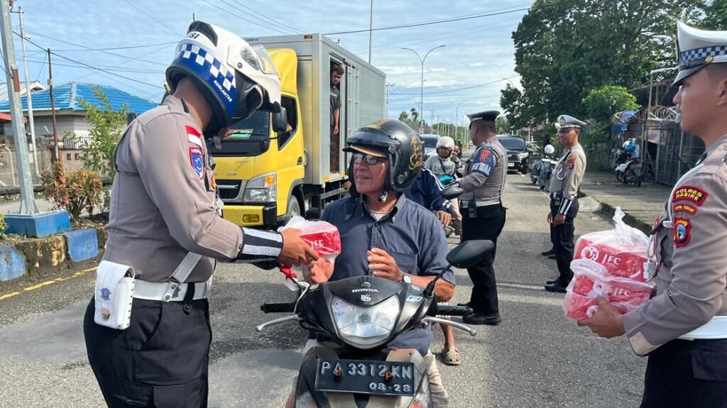 Satlantas Polres Nabire Gelar Jumat Berkah, Bagikan Nasi Kotak Gratis ke Pengendara