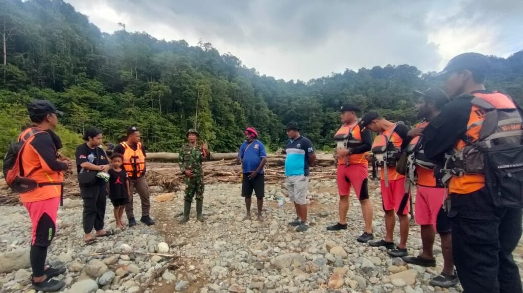 Basarnas Nabire Lakukan Pencarian Pria Diduga Hanyut di Sungai KM 95 Siriwo
