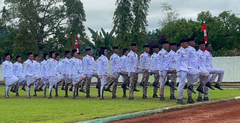 Upacara HUT ke-80 RI di Nabire Penuh Haru, Paskibra Tetap Tegap di Lapangan Berlumpur
