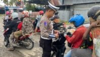 Satlantas Polres Nabire Bagi 200 Bendera Merah Putih di Lampu Merah, Ini Pesan yang Disampaikan