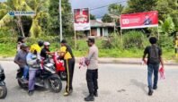 Menyongsong HUT RI ke-80, Polda Papua Tengah Bagikan 500 Bendera Merah Putih