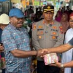 Bupati Nabire Serahkan Bantuan Rp150 Juta untuk Korban Kebakaran Smoker Bawah