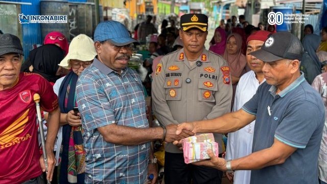 Bupati Nabire Serahkan Bantuan Rp150 Juta untuk Korban Kebakaran Smoker Bawah