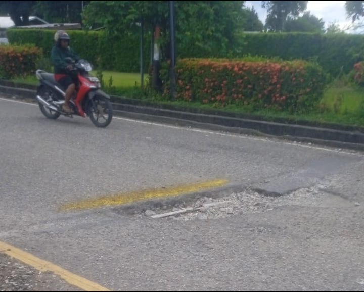 Cegah Kecelakaan, Pria Ini Tandai Jalan Berlubang di Lampu Merah Pantai Nabire