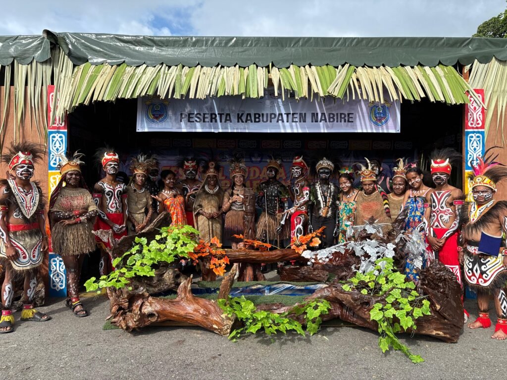 Kontingen Kabupaten Nabire pada Festival Budaya Pelajar Papua Tengah