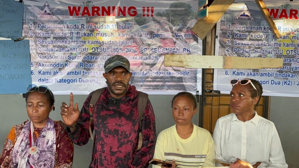Ratusan Pencaker Kode R Demo di BKPSDM Papua Tengah, Ini Tuntutannya