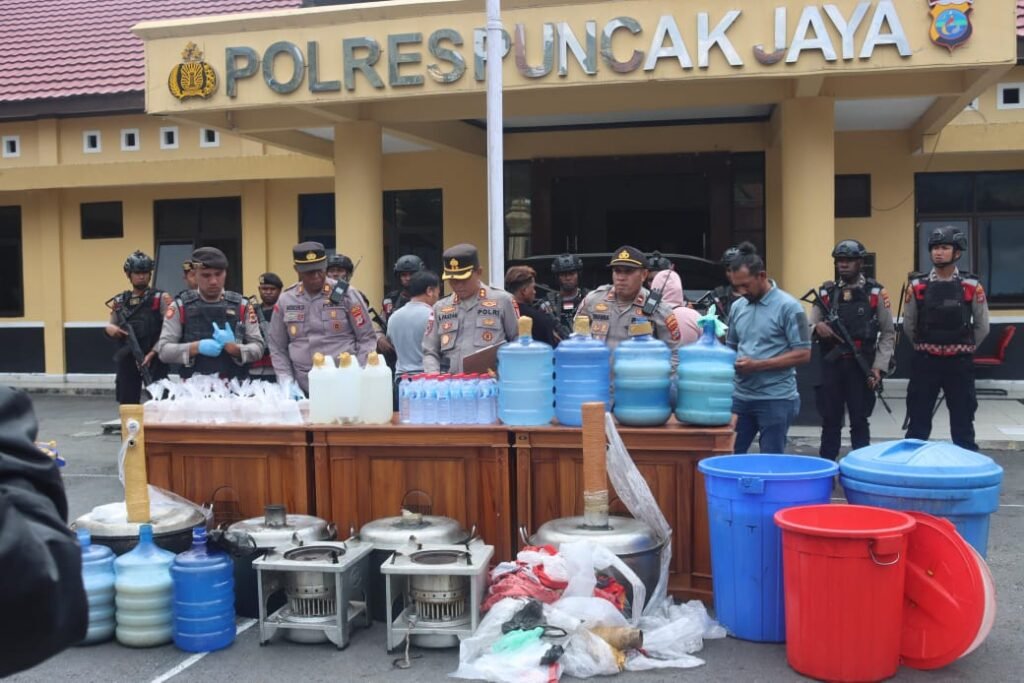 Polres Puncak Jaya Ungkap 110 Liter Miras Oplosan Siap Edar