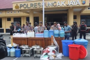 Polres Puncak Jaya Ungkap 110 Liter Miras Oplosan Siap Edar