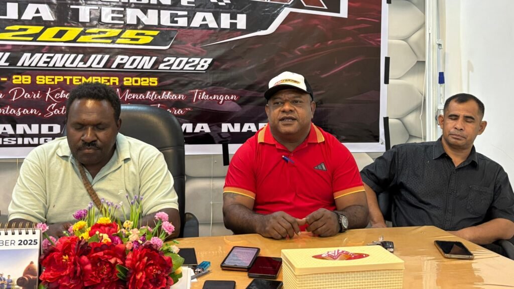 Ketua PTMC Papua Tengah Ermambo Rumaropen bersama Ketua Panitia dan Ketua ATP konferensi pers persiapan Kejurnas Motoprix Seri 2 Region E 2025 di Sekretariat Nabire.