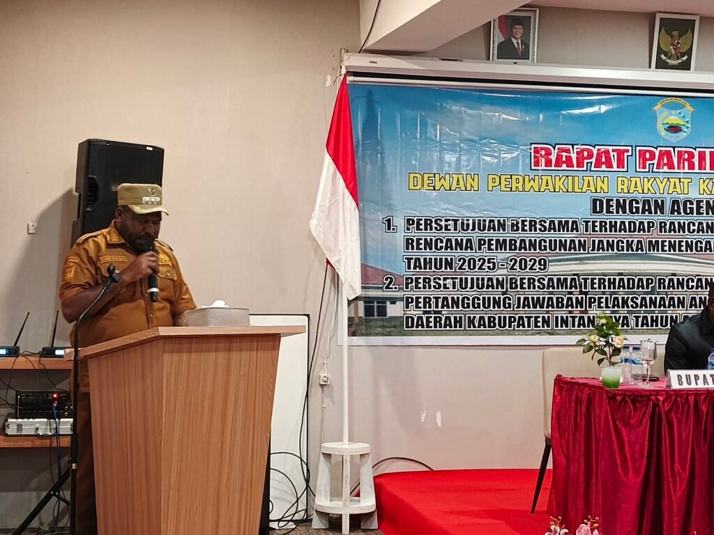 Bupati Intan Jaya Aner Maisini