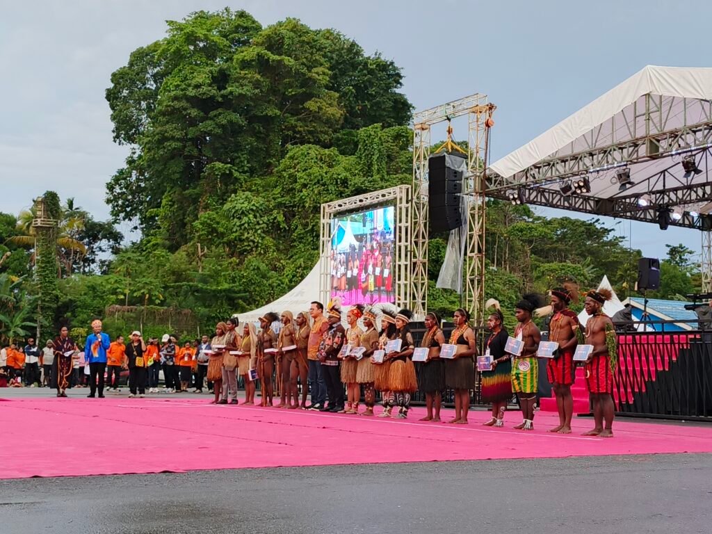 16 Pelajar SMA/SMK Papua Tengah Raih Hadiah Doorprize Festival Budaya