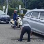 Cegah Kecelakaan, Pria Ini Tandai Jalan Berlubang di Lampu Merah Pantai Nabire
