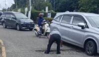 Cegah Kecelakaan, Pria Ini Tandai Jalan Berlubang di Lampu Merah Pantai Nabire