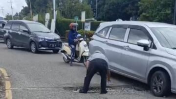 Cegah Kecelakaan, Pria Ini Tandai Jalan Berlubang di Lampu Merah Pantai Nabire