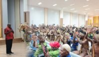 Meki Nawipa Janji Laptop untuk Pelajar Papua Tengah Peserta Festival Budaya