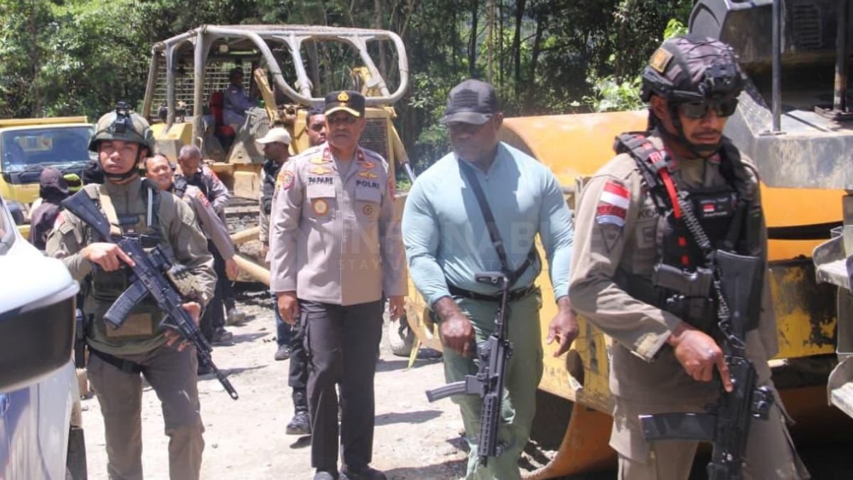 Kapolda Papua Tengah Tinjau Longsor KM 139 yang Putuskan Jalur Nabire-Paniai