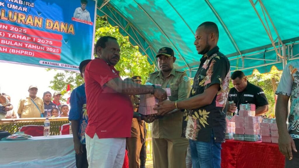Bupati Mesak Magai Salurkan Dana Kampung Rp24,9 Miliar ke 39 Kampung di Nabire