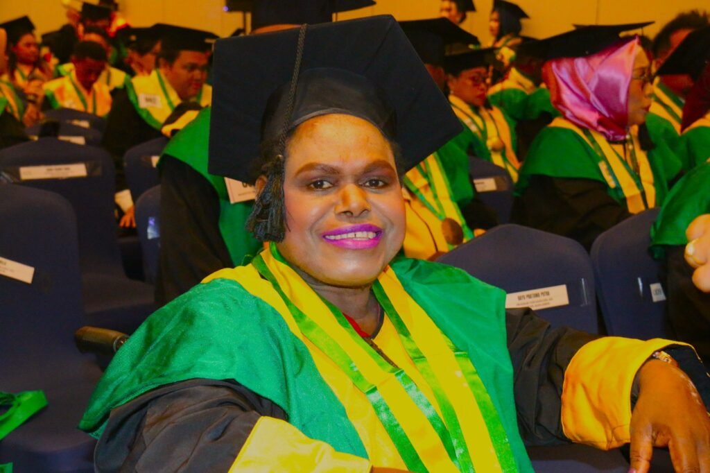 Kepala BKPSDM Papua Tengah Wisuda Cum Laude di UNIYAP