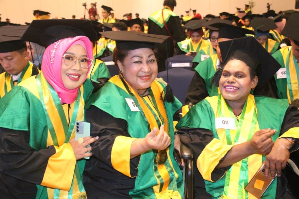 Kepala BKPSDM Papua Tengah Wisuda Cum Laude di UNIYAP